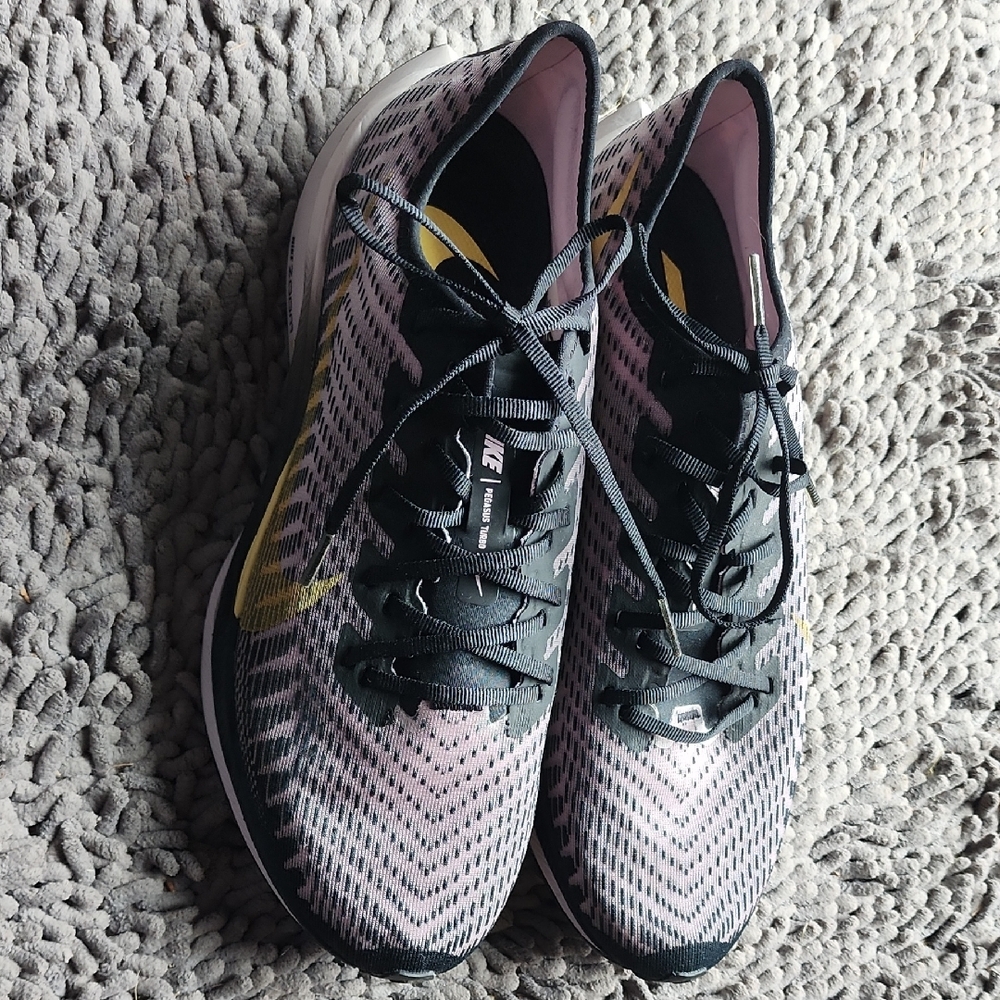 Nike Women's Black and Pink Athletic Shoes